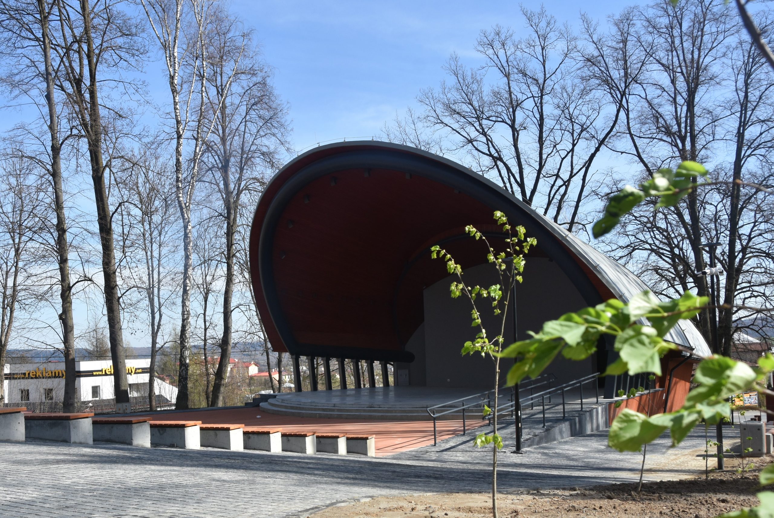 Budynek amfiteatru w parku.