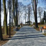 Alejka z kostki brukowej z ławkami w parku