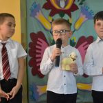 Trzech chłopców w czasie występu na przedstawieniu.