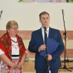 Męzczyzna w garniturze oraz kobieta w stroju ludowym.