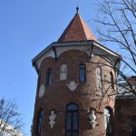 Budynek z cegły z dachem pokrytym dachówką