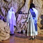 Scena zmartwychstania Łazarza. Na scenie dwóch mężczyzn. Jeden w stroju zmartwychstałego Łazarza, drugi w stroju Chrystusa.