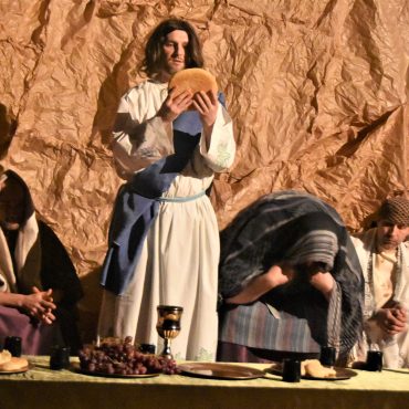 Aktorzy w czasie Misterium Męki Pańskiej odgrywajacy scenę ostaniej wieczerzy.