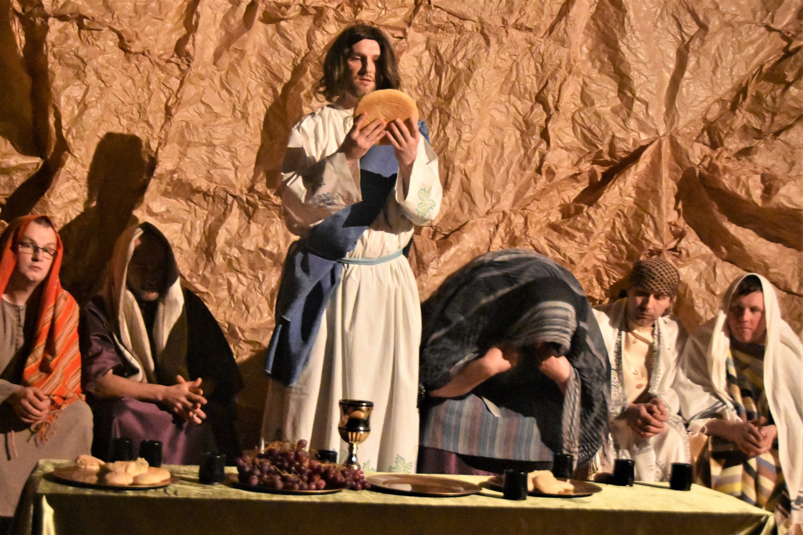 Aktorzy w czasie Misterium Męki Pańskiej odgrywajacy scenę ostaniej wieczerzy.