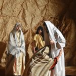 Grupa osób przebranych za Chrystusa i apostołów w czasie teatralnego Misterium Męki Pańskiej.