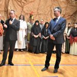 Dwóch mężczyzn ubranych w garnitury oraz aktorzy ubrani w stroje przedstawiajace postacie nowotestamentalne.