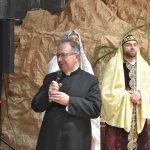 Mężczyzna ubrany w sułtanne oraz aktorzy ubrani w stroje przedstawiajace postacie nowotestamentalne.