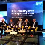 Grupa mężczyzn w garniturach w czasie dabaty na rozległej sali.