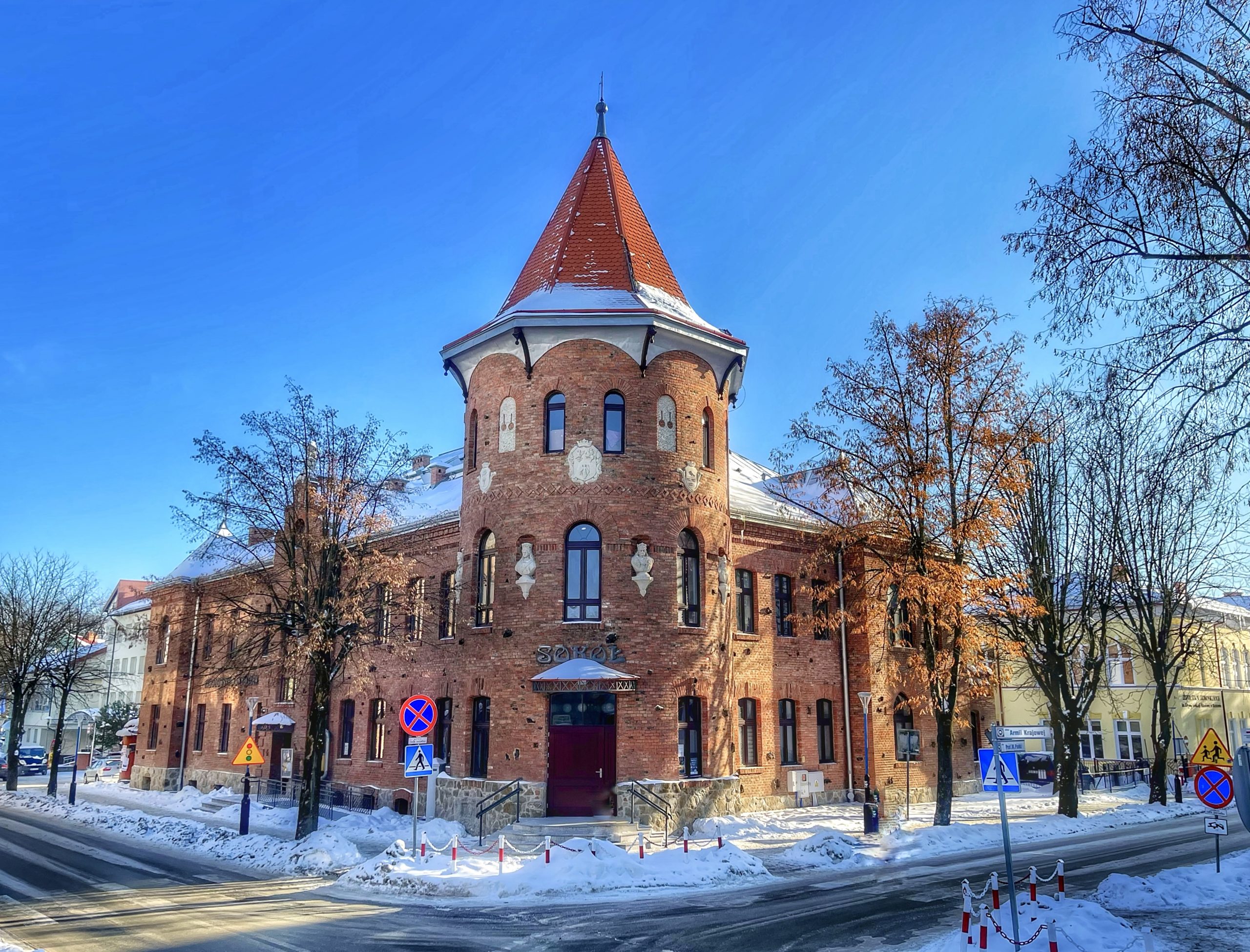 Budynek z cegły przykryty dachówką w zimowej scenerii
