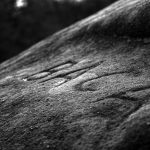 Powierzchnia skały z napisem BACA.