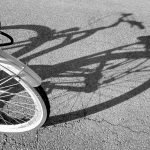 Rower rzucający cień na beton.