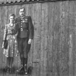 Deskal mężczyzny w mundurze i kobiety w sukni.