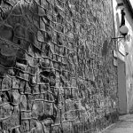 Ściana budynku oraz wejście i lampa.