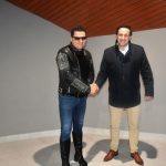 Dwóch dorosłych mężczyzn ściska swoje dłonie w przyjaznym geście.