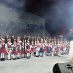 Zespół dziecięcy w strojach ludowych występuje na scenie