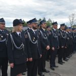 grupa strażaków w galowych strojach podczas uroczystej zbiórki.