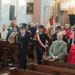 Poczet sztandarowy straży pozarnej wchodzacy do koscioła w czasie uroczytości.