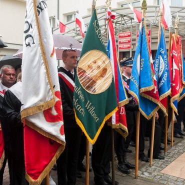 Rząd pocztów sztandarowych na wolnym powietrzu.