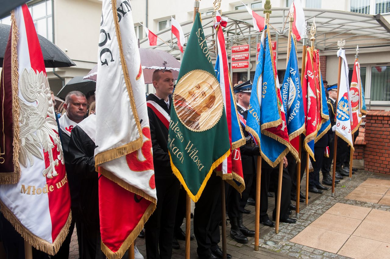Rząd pocztów sztandarowych na wolnym powietrzu.