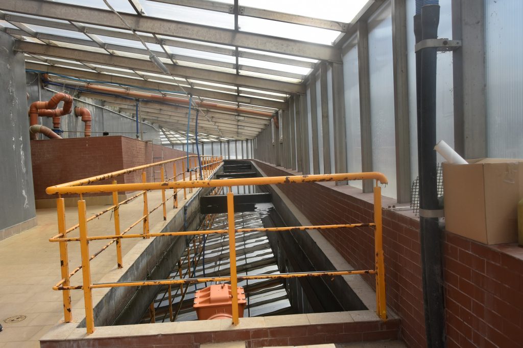 Wnętrze oczyszczalni ścieków.