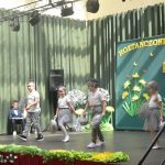 Dwójka dziewczynek i dwóch chłopców w wieku przedszkolnym wykonująca układ taneczny.