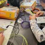 Dzieci siedzą przy stole i rysują