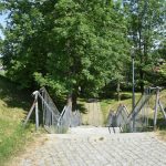 Zniszczone schody z poręczą