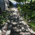 Zniszczone schody z podjazdem dla inwalidów i poręczą