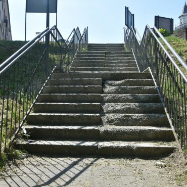 Zniszczone schody z poręczą