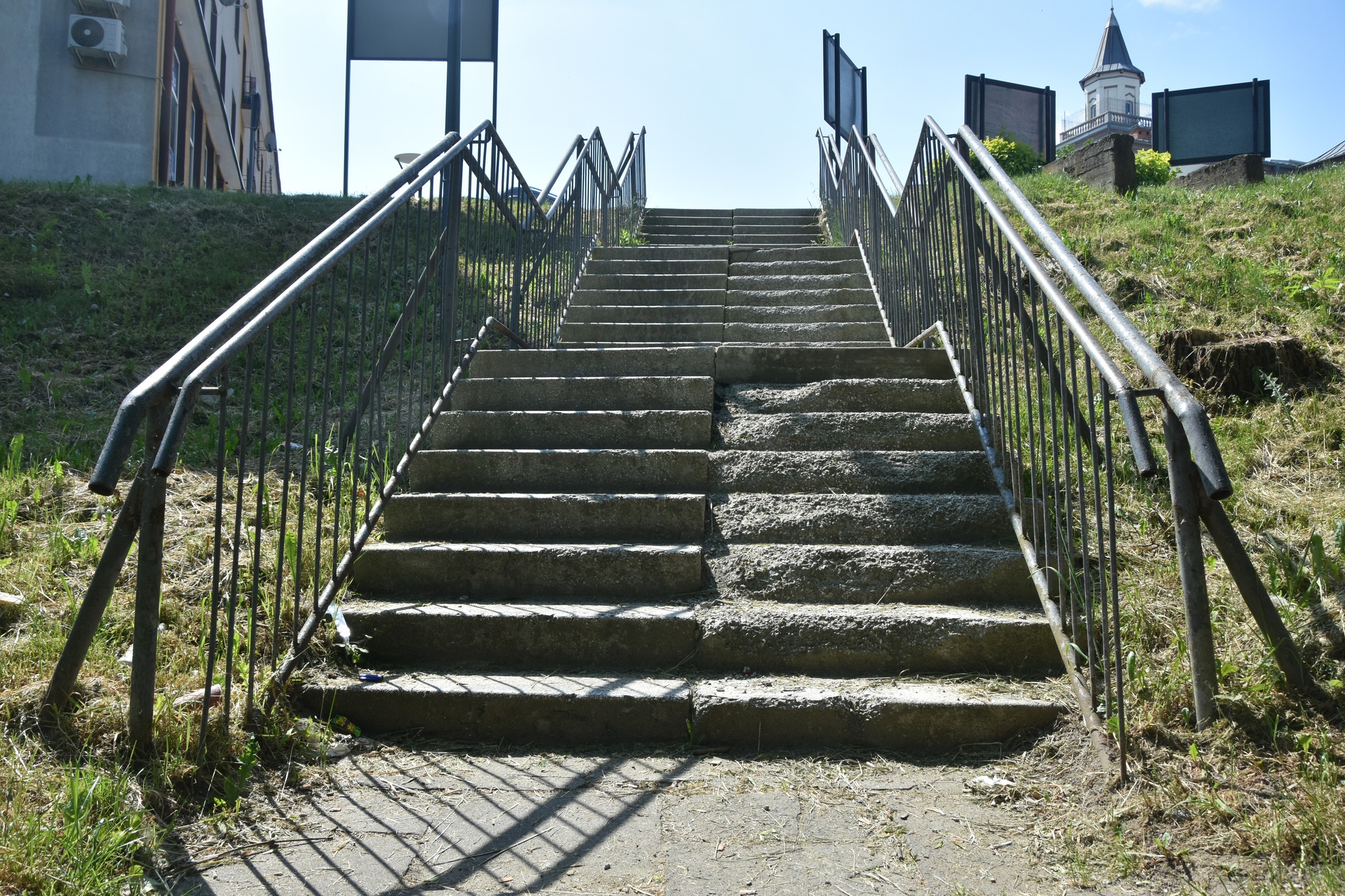 Zniszczone schody z poręczą