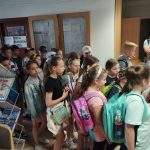 Grupa dzieci z plecakami