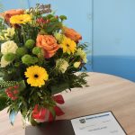 Stół na którym stoi bukiet kwiatów
