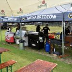 Namioty rozłożone na murawie boiska, a w nich różne stoiska z gastronomią.
