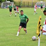 Mężczyźni ciemnej karnacji ubrani w stroje sportowe grają w piłkę nozną.