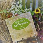 książka kolorowa na tle słoneczników, ziół.