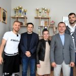 Grupa osób stoi w pokoju