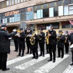 Grupa mężczyzn gra na instrumentów na ulicy.