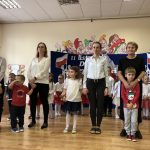 Dzieci wraz z Paniami stoją na środku sali i spiewają piosenki.