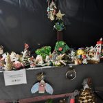 Wystawa prac z różnych form recyklinu, leżą na stoliku wyłozonym szarym obrusem