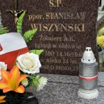 Tablica pamiątkowa na grobie na cmenatrzu.