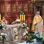 Mężczyzni ubrani w złote