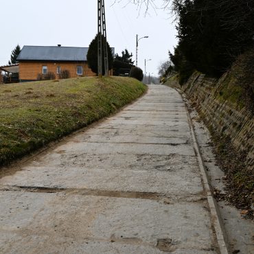 Droga wyboista, z ułożonych płyt kamienistych.