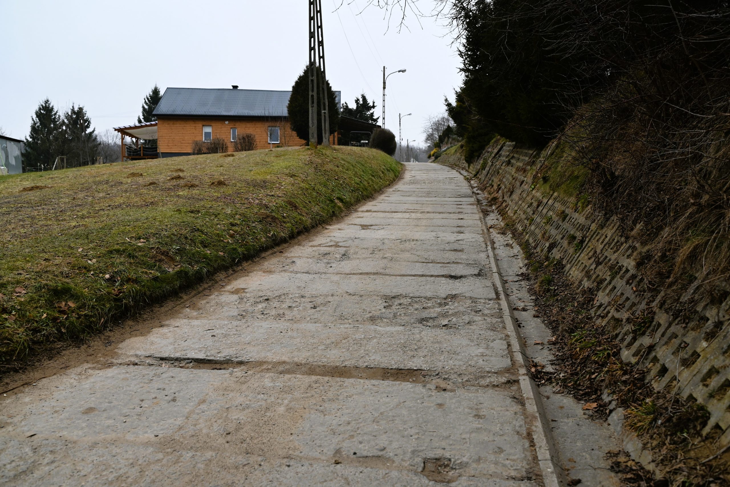 Droga wyboista, z ułożonych płyt kamienistych.