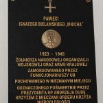 Czarna tablia pamiątkowa, a niej złote napisy.